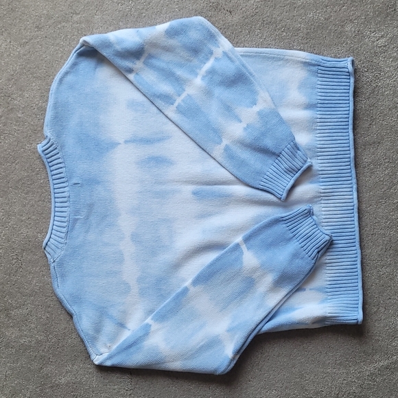 Elizabeth and James Blue & White Casual Tie Dye Print Pullover Sweater - Picture 2 of 4